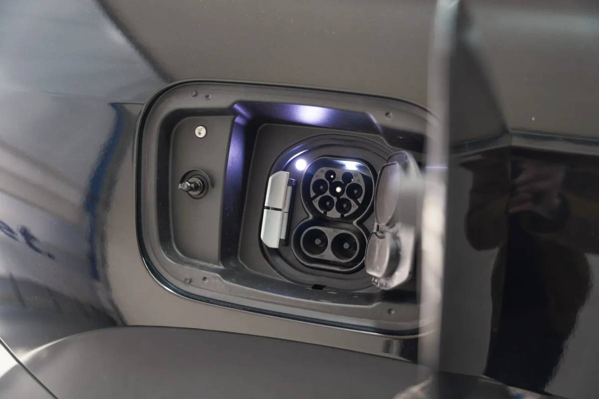 BMW iX1 BMW iX1 eDrive 67 kwh M sport [ Navi Leder/ Alcantara Head-up Apple / Android Stoelverwarming]