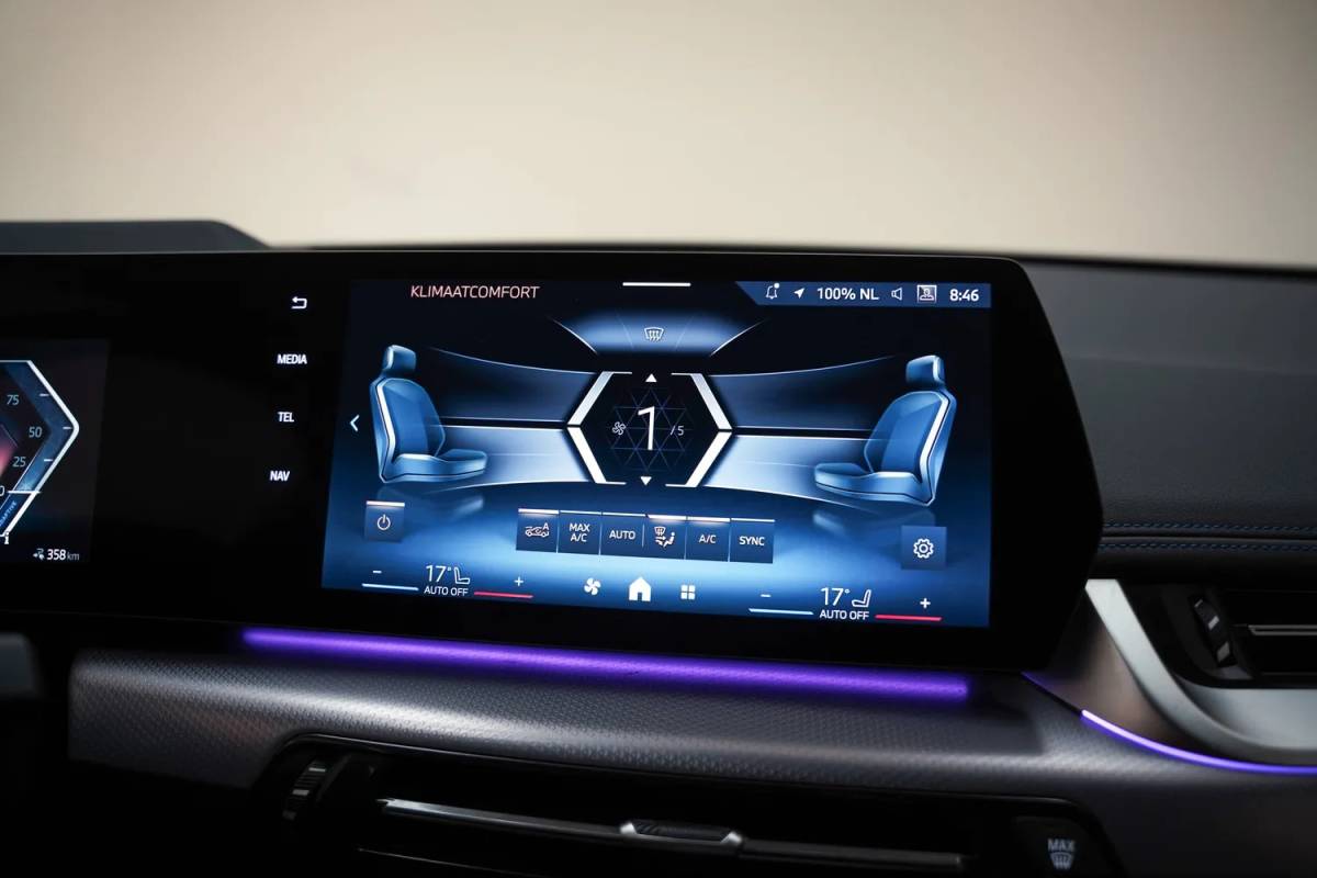 BMW iX1 BMW iX1 eDrive 67 kwh M sport [ Navi Leder/ Alcantara Head-up Apple / Android Stoelverwarming]