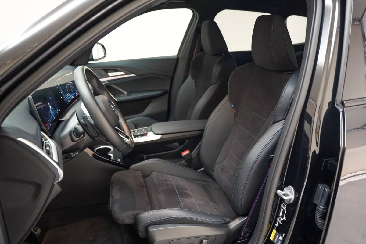 BMW iX1 BMW iX1 eDrive 67 kwh M sport [ Navi Leder/ Alcantara Head-up Apple / Android Stoelverwarming]