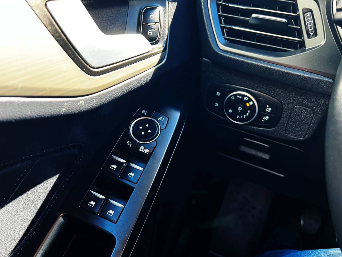 Ford Focus Ford Focus Wagon 1.0 EcoBoost Vignale carplay_Camera_trekh_4x nw banden