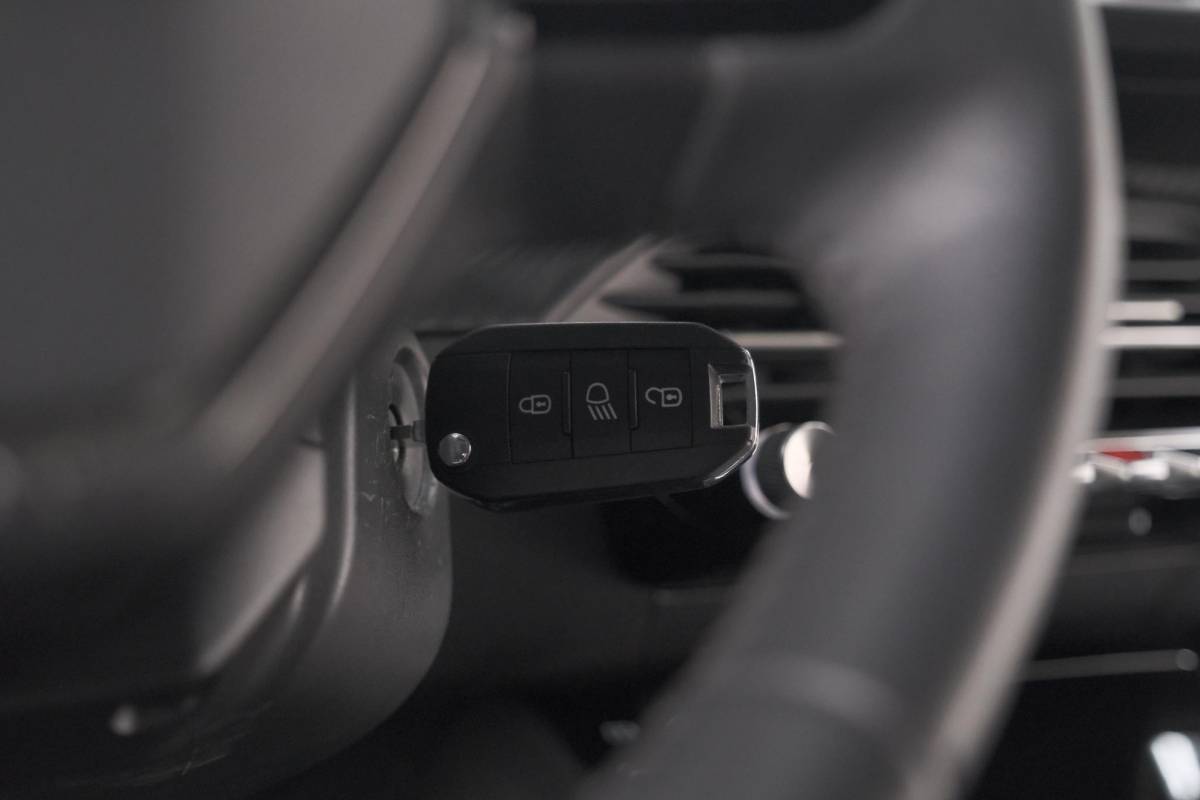 Peugeot 2008 Peugeot 2008 1.2 PureTech Allure Pack | Navigatie | Parkeersensoren | Apple Carplay