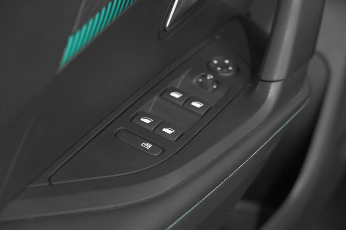 Peugeot 2008 Peugeot 2008 1.2 PureTech Allure Pack | Navigatie | Parkeersensoren | Apple Carplay