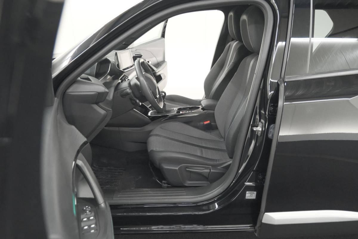 Peugeot 2008 Peugeot 2008 1.2 PureTech Allure Pack | Navigatie | Parkeersensoren | Apple Carplay