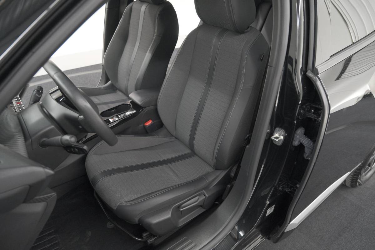 Peugeot 2008 Peugeot 2008 1.2 PureTech Allure Pack | Navigatie | Parkeersensoren | Apple Carplay