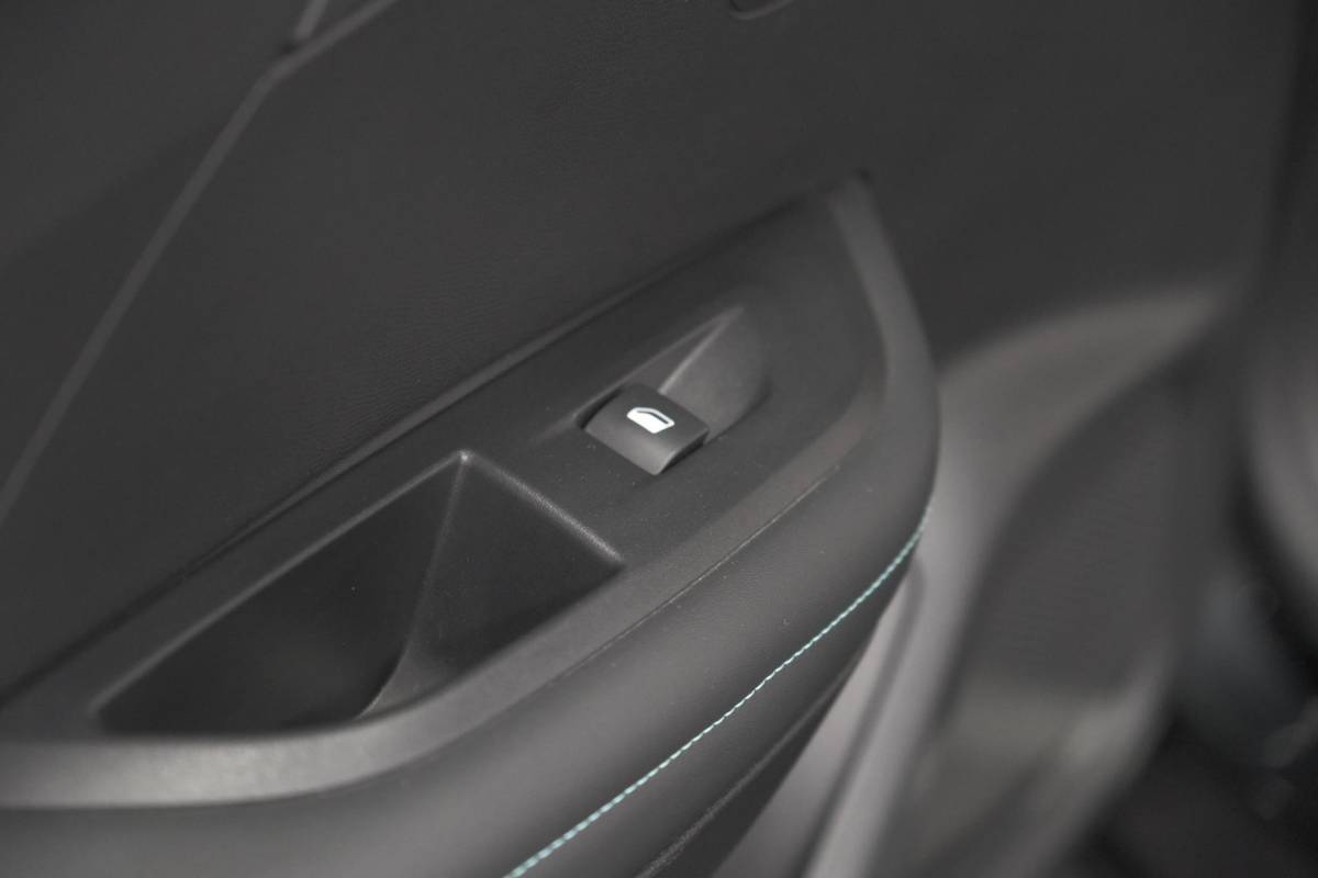 Peugeot 2008 Peugeot 2008 1.2 PureTech Allure Pack | Navigatie | Parkeersensoren | Apple Carplay