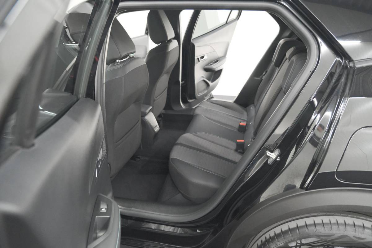 Peugeot 2008 Peugeot 2008 1.2 PureTech Allure Pack | Navigatie | Parkeersensoren | Apple Carplay