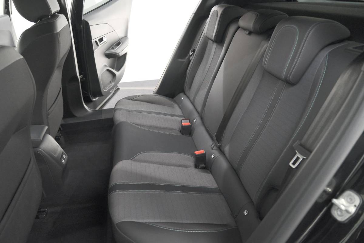 Peugeot 2008 Peugeot 2008 1.2 PureTech Allure Pack | Navigatie | Parkeersensoren | Apple Carplay