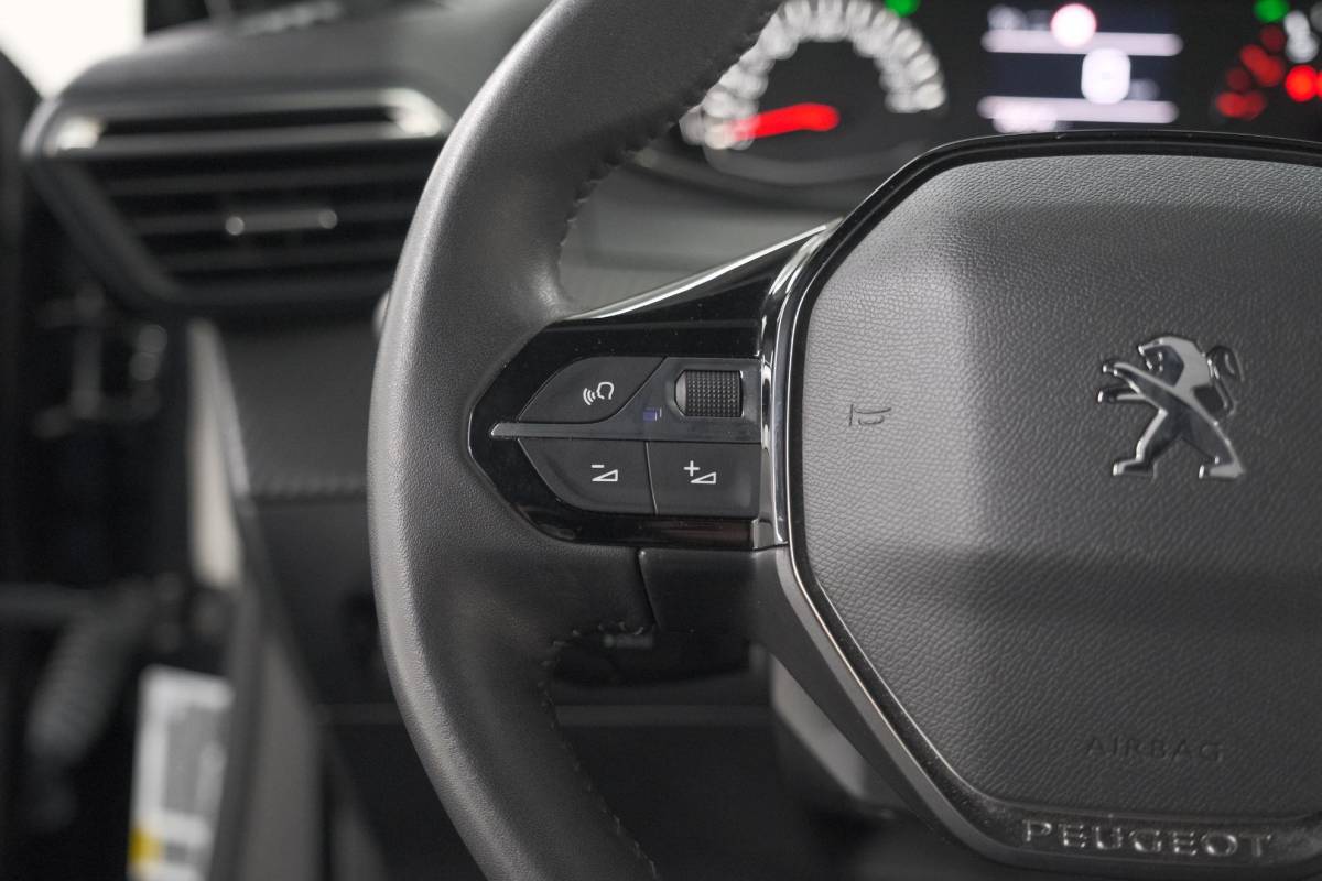 Peugeot 2008 Peugeot 2008 1.2 PureTech Allure Pack | Navigatie | Parkeersensoren | Apple Carplay