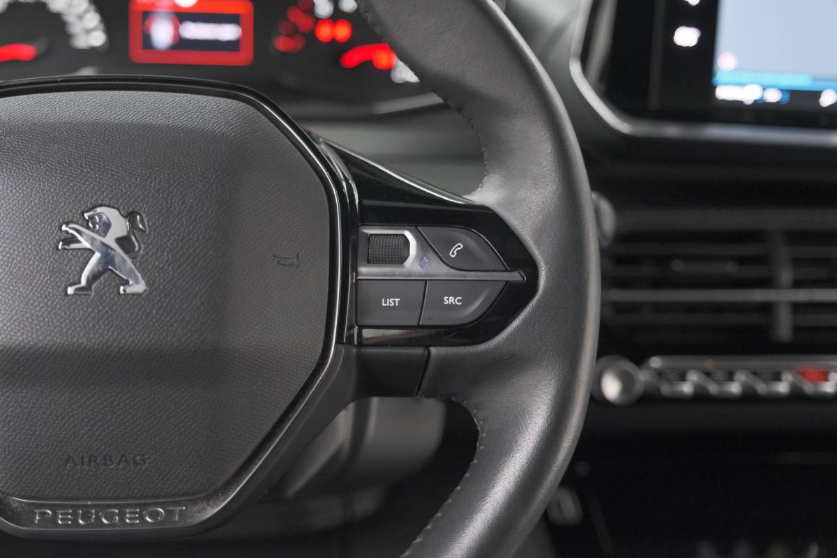 Peugeot 2008 Peugeot 2008 1.2 PureTech Allure Pack | Navigatie | Parkeersensoren | Apple Carplay