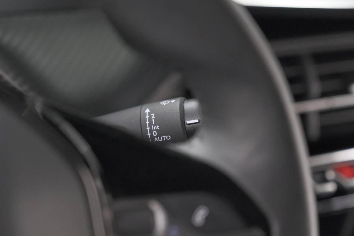 Peugeot 2008 Peugeot 2008 1.2 PureTech Allure Pack | Navigatie | Parkeersensoren | Apple Carplay