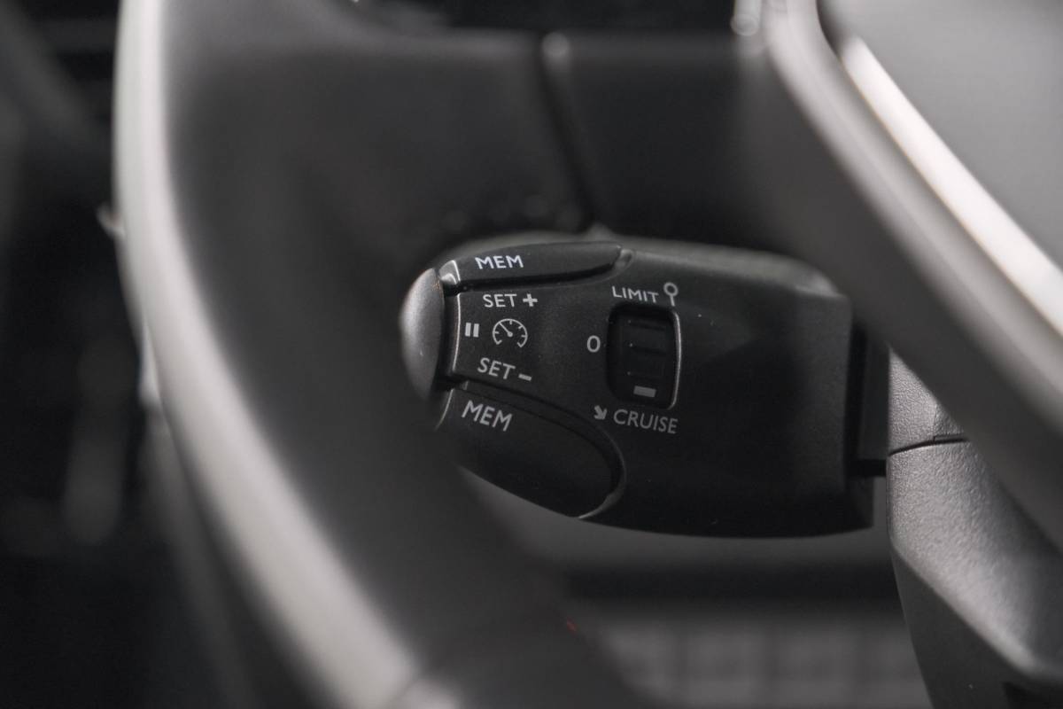 Peugeot 2008 Peugeot 2008 1.2 PureTech Allure Pack | Navigatie | Parkeersensoren | Apple Carplay