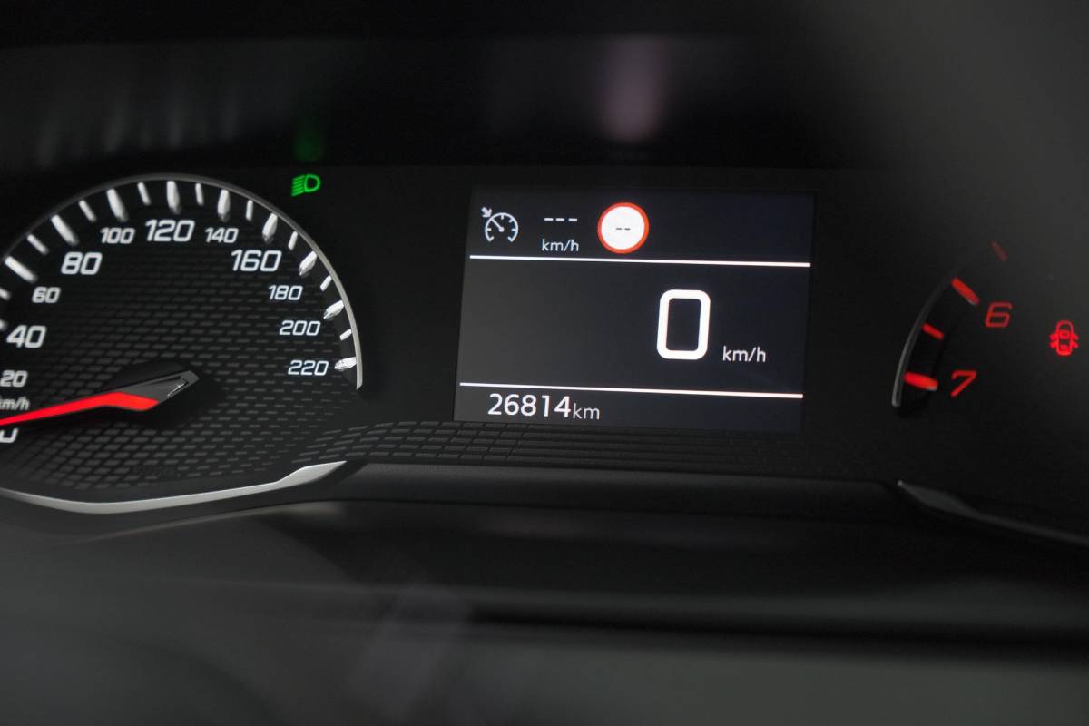 Peugeot 2008 Peugeot 2008 1.2 PureTech Allure Pack | Navigatie | Parkeersensoren | Apple Carplay