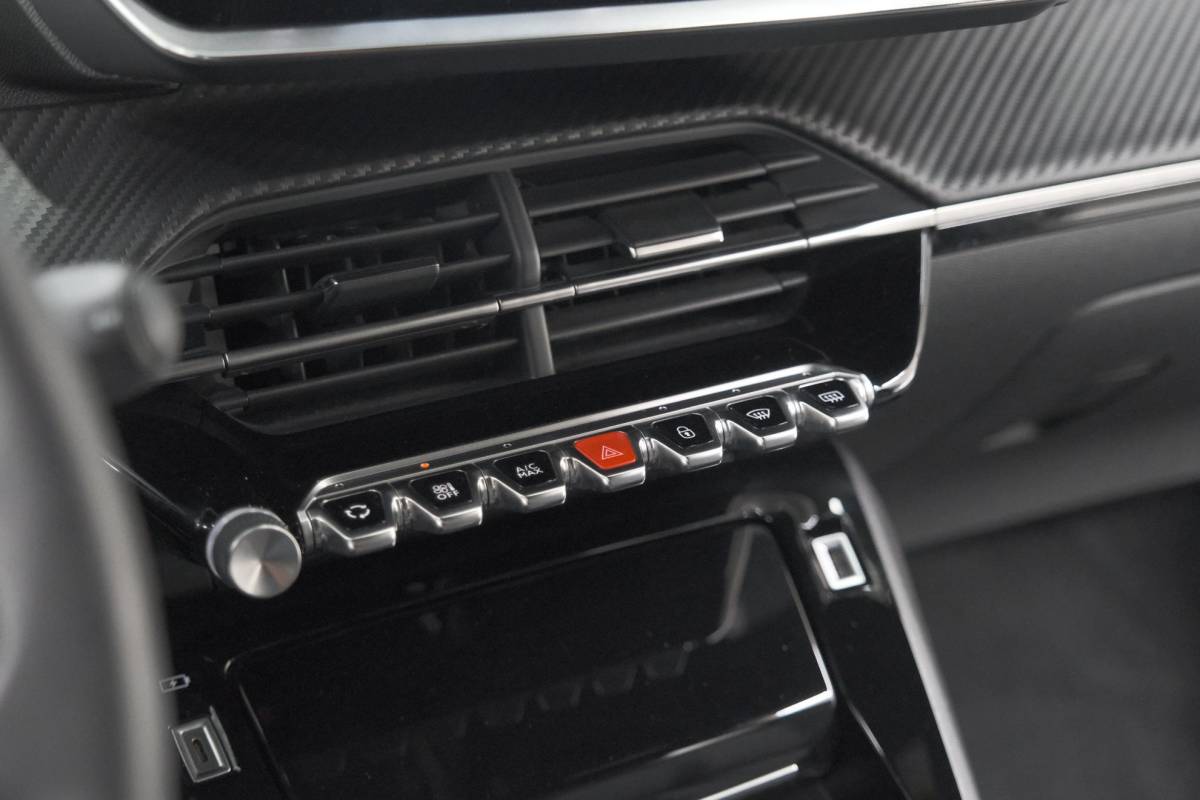 Peugeot 2008 Peugeot 2008 1.2 PureTech Allure Pack | Navigatie | Parkeersensoren | Apple Carplay