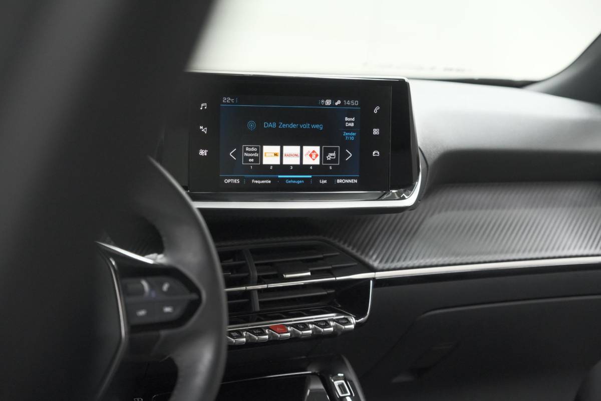 Peugeot 2008 Peugeot 2008 1.2 PureTech Allure Pack | Navigatie | Parkeersensoren | Apple Carplay