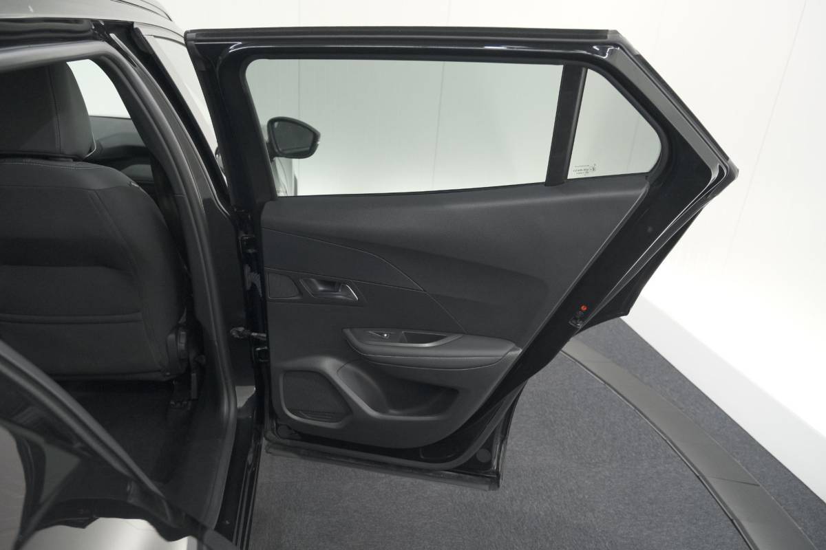 Peugeot 2008 Peugeot 2008 1.2 PureTech Allure Pack | Navigatie | Parkeersensoren | Apple Carplay