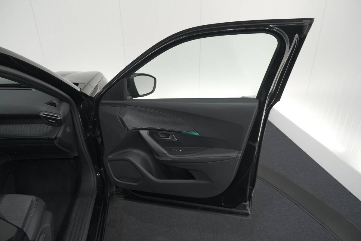 Peugeot 2008 Peugeot 2008 1.2 PureTech Allure Pack | Navigatie | Parkeersensoren | Apple Carplay