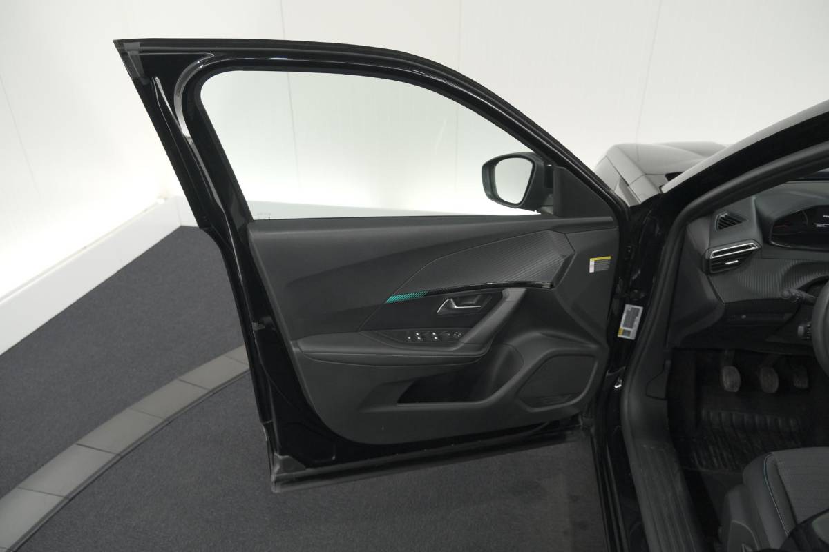 Peugeot 2008 Peugeot 2008 1.2 PureTech Allure Pack | Navigatie | Parkeersensoren | Apple Carplay