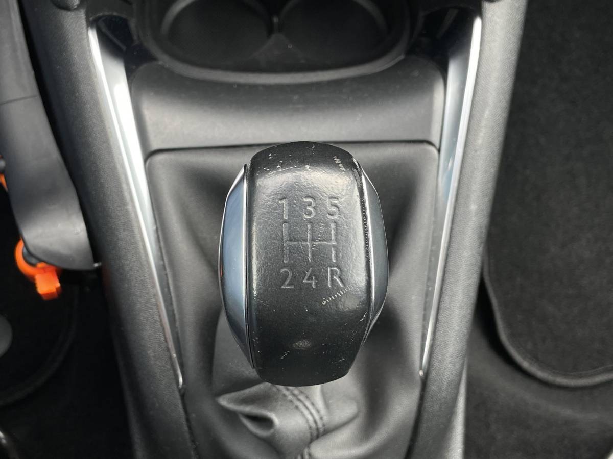 Peugeot 208 Peugeot 208 1.2 PureTech Signature – Navigatie – Parkeersensoren – Apple Carplay/Android Auto