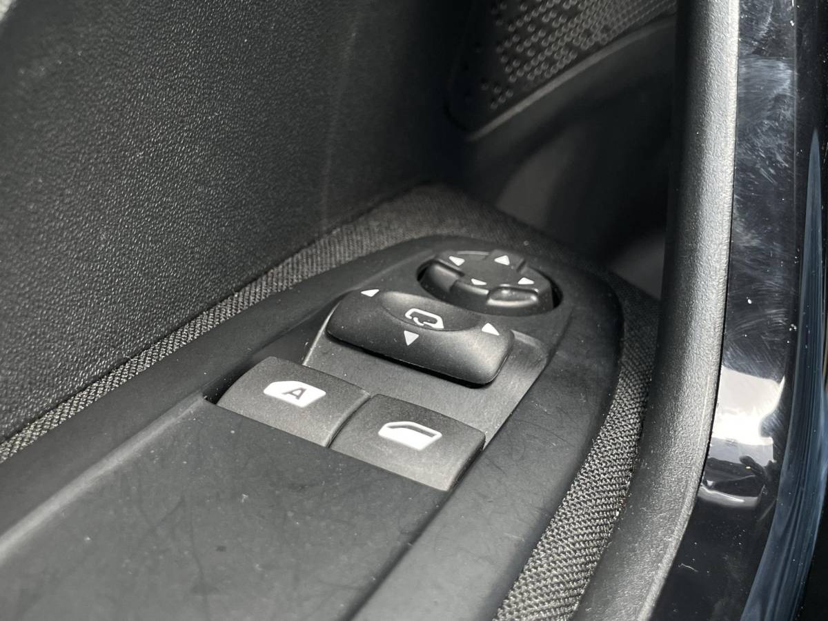 Peugeot 208 Peugeot 208 1.2 PureTech Signature – Navigatie – Parkeersensoren – Apple Carplay/Android Auto