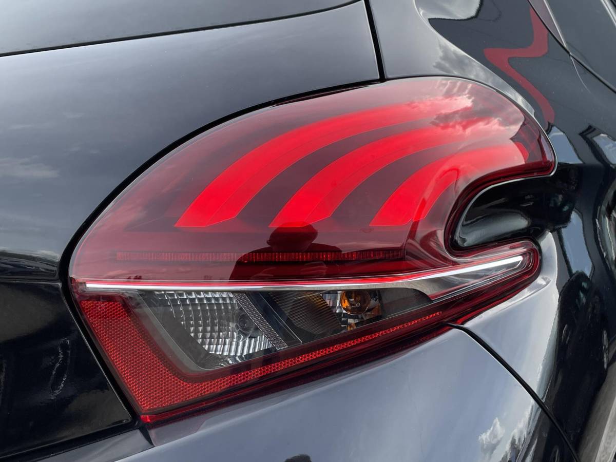 Peugeot 208 Peugeot 208 1.2 PureTech Signature – Navigatie – Parkeersensoren – Apple Carplay/Android Auto