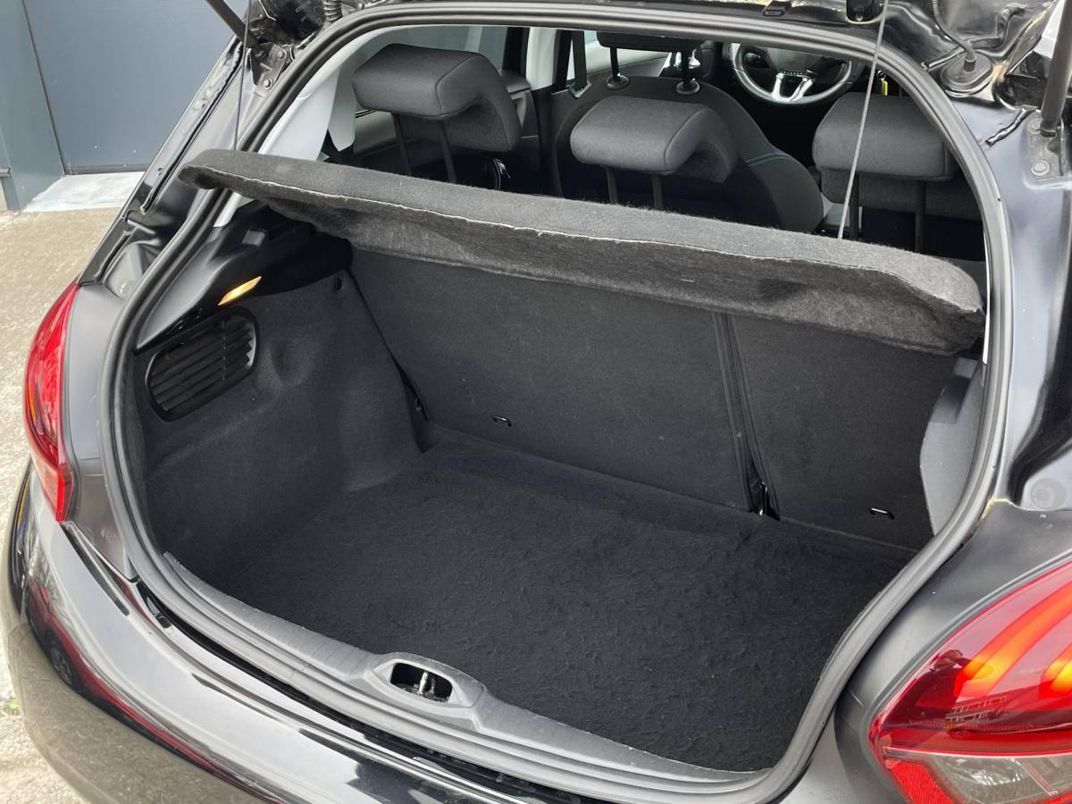 Peugeot 208 Peugeot 208 1.2 PureTech Signature – Navigatie – Parkeersensoren – Apple Carplay/Android Auto