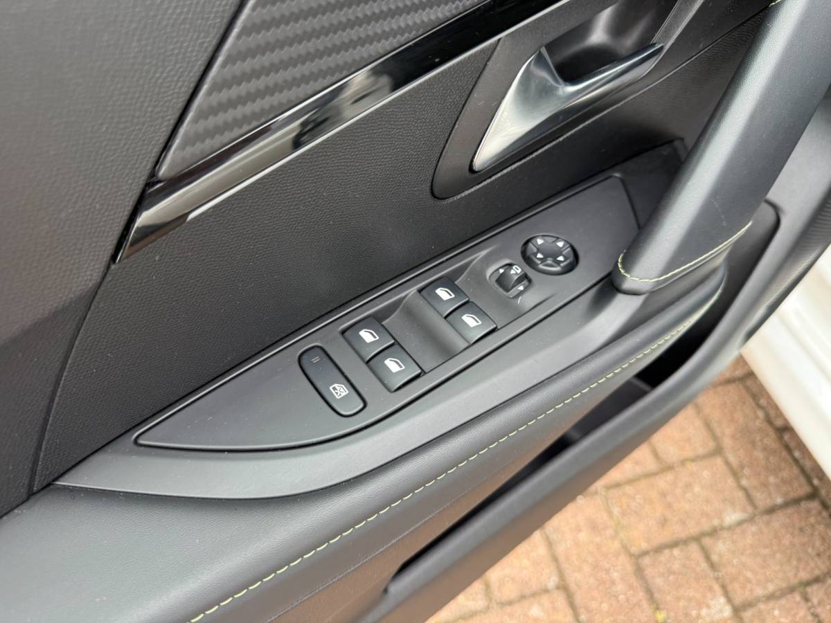 Peugeot 208 Peugeot 208 1.2 PureTech GT-Line | Pano | 3D-Cockpit |LED |