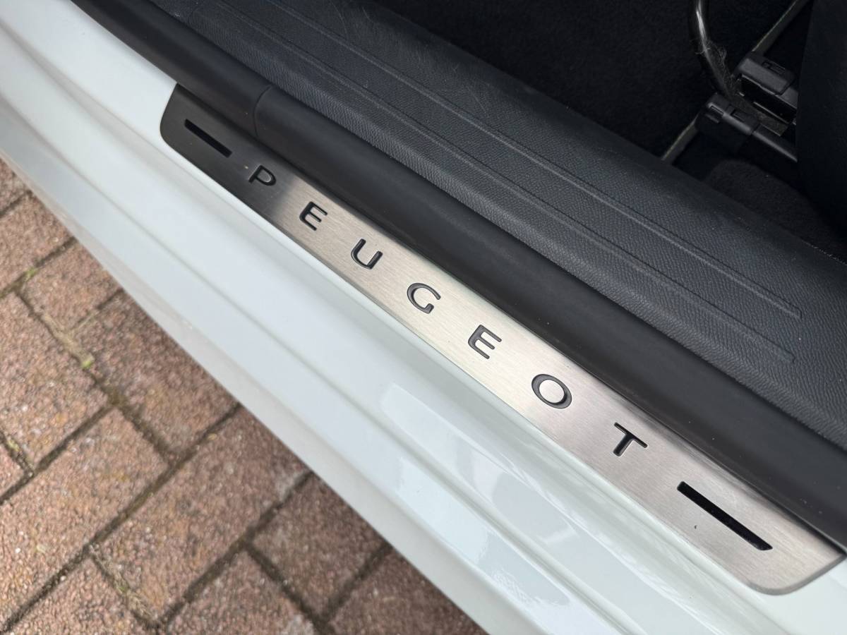 Peugeot 208 Peugeot 208 1.2 PureTech GT-Line | Pano | 3D-Cockpit |LED |