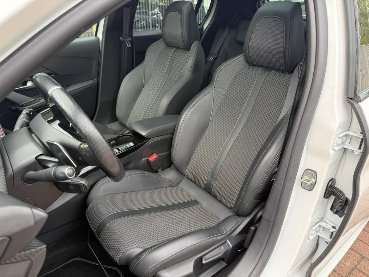 Peugeot 208 Peugeot 208 1.2 PureTech GT-Line | Pano | 3D-Cockpit |LED |