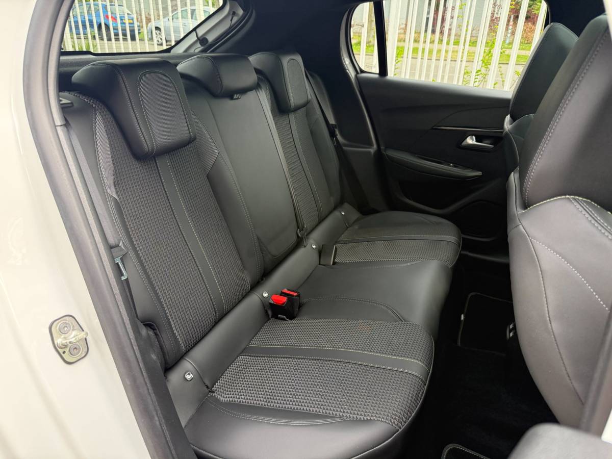 Peugeot 208 Peugeot 208 1.2 PureTech GT-Line | Pano | 3D-Cockpit |LED |