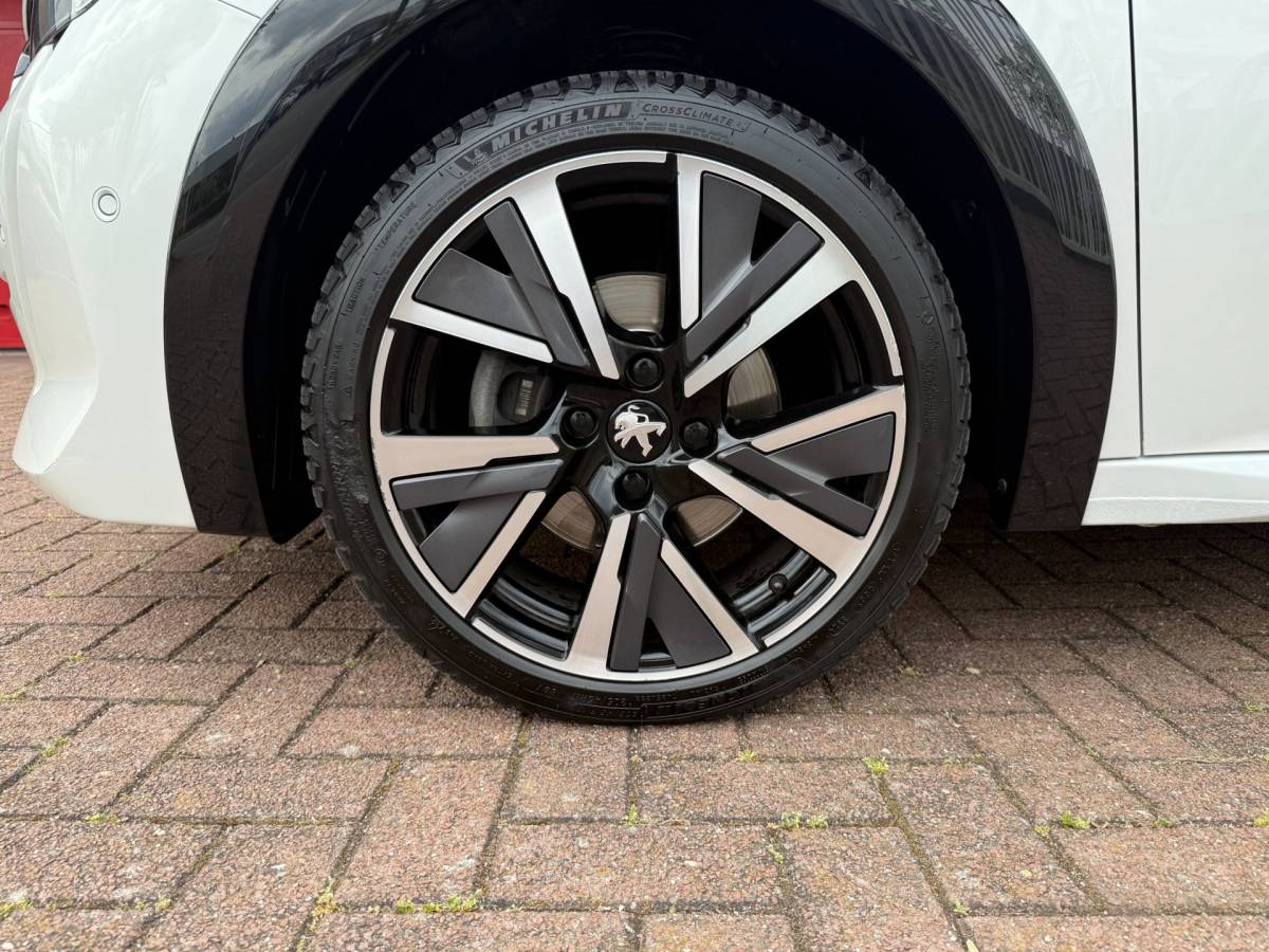 Peugeot 208 Peugeot 208 1.2 PureTech GT-Line | Pano | 3D-Cockpit |LED |