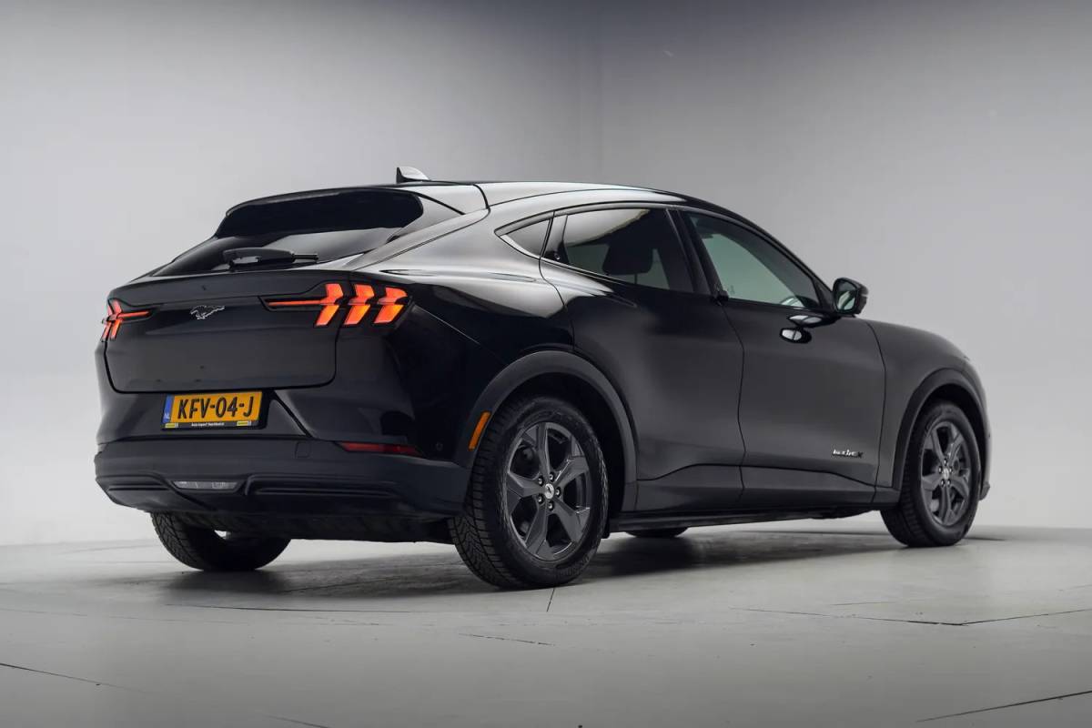 Ford Mustang Mach-E Ford Mustang Mach-E 98 kWh Extended RWD 3-Fase [ B&O Leder Navi Apple / Android Stoelverwarming ]