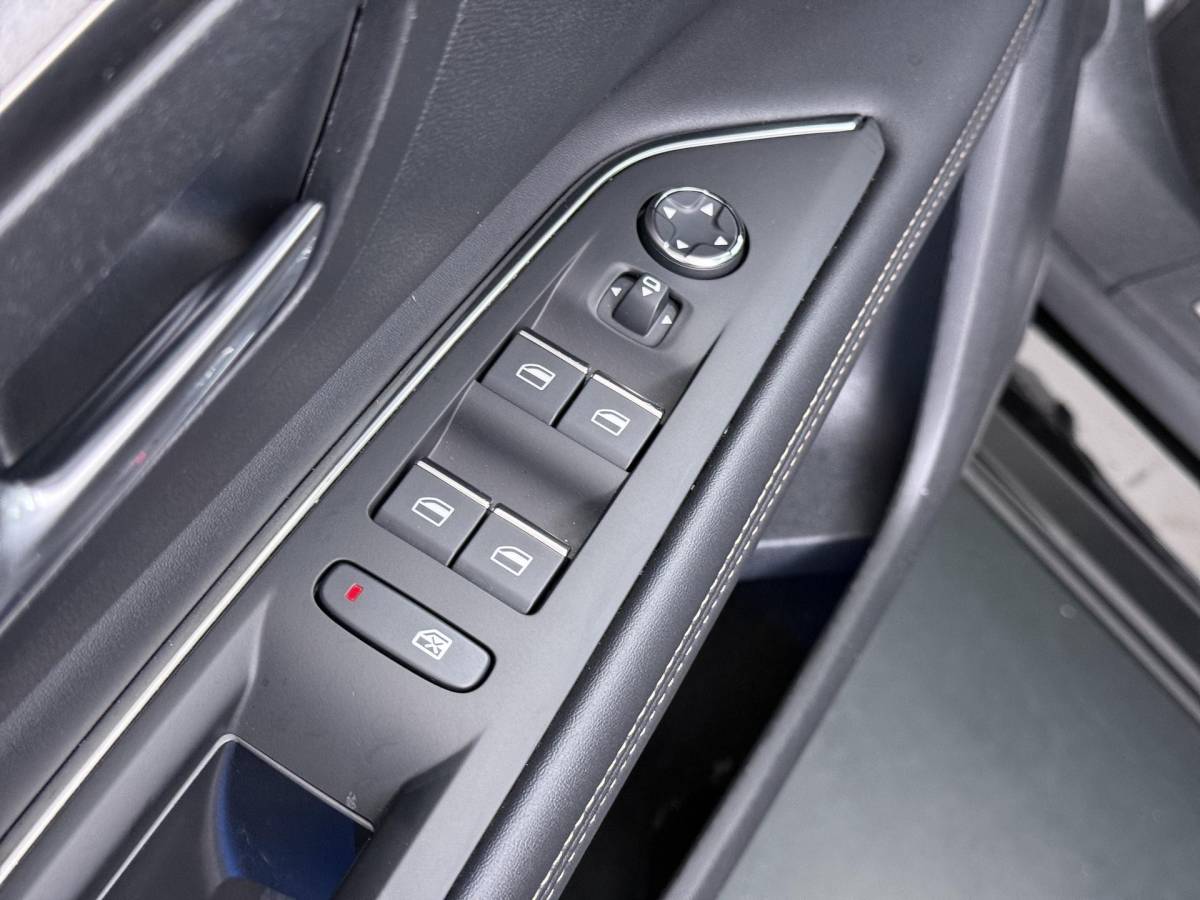 Peugeot 3008 Peugeot 3008 1.6 HYbrid 225 GT Pack Business PANO | BLACK PACK | FOCAL AUDIO | CAMERA | CRUISE CONTROLE | ELEK. ACHTERKLEP | STOELVERWARMING | RIJKLAAR + 12 MND BOVAG GARANTIE |