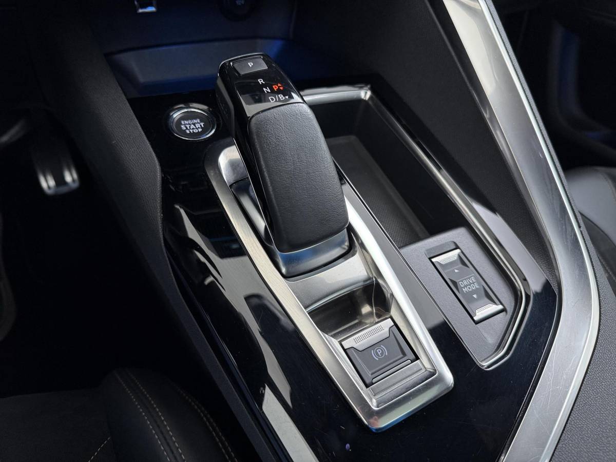 Peugeot 3008 Peugeot 3008 1.6 HYbrid 225 GT Pack Business PANO | BLACK PACK | FOCAL AUDIO | CAMERA | CRUISE CONTROLE | ELEK. ACHTERKLEP | STOELVERWARMING | RIJKLAAR + 12 MND BOVAG GARANTIE |