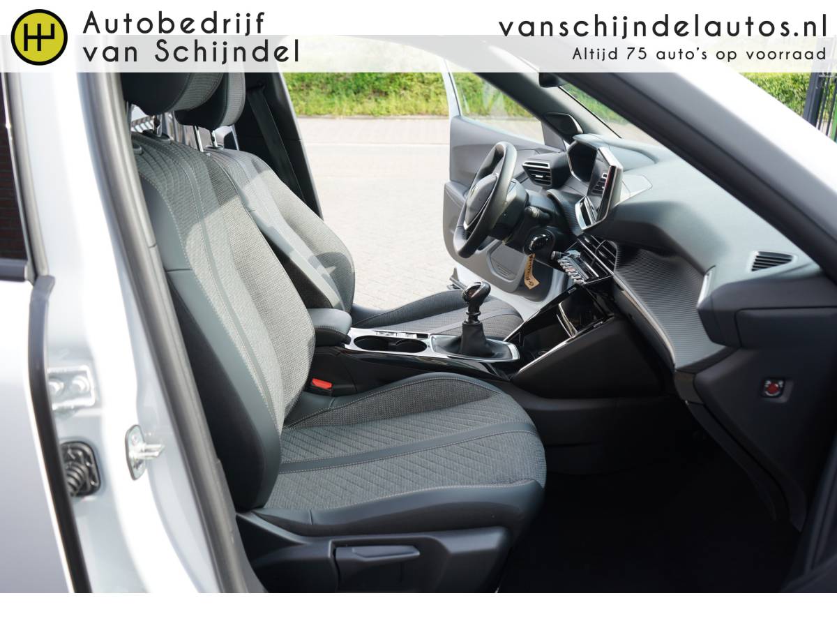 Peugeot 2008 Peugeot 2008 1.2 PureTech 101 pk Allure DIGI COCKPIT – CAMERA – CARPLAY / ANDROID – NAVI – PARKEERSENSOREN V+A – HALF LEDER – 17 INCH LMV – DONKERE HEMEL – CLIMA – CRUISE – BLUETOOTH – LED – DAB+ – RIJSTROOKSENSOR – PRIVACYGLAS