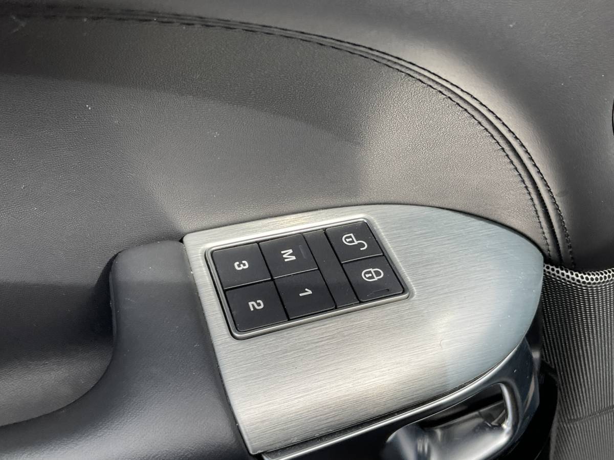 Land Rover Range Rover Sport Land Rover Range Rover Sport 5.0 V8 SC SVR 575 Carbon Santorini Black 22″ Full Package