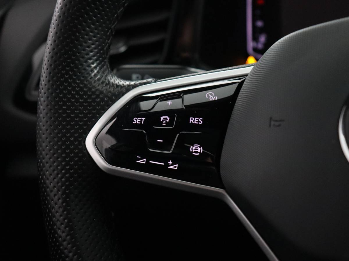 Volkswagen T-Roc Volkswagen T-Roc 1.5 TSI Style 3x R-Line (Pano / Camera / IQ Light / Navi)