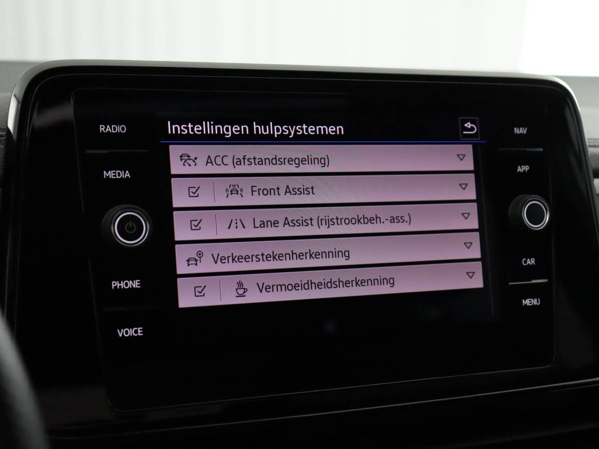 Volkswagen T-Roc Volkswagen T-Roc 1.5 TSI Style 3x R-Line (Pano / Camera / IQ Light / Navi)