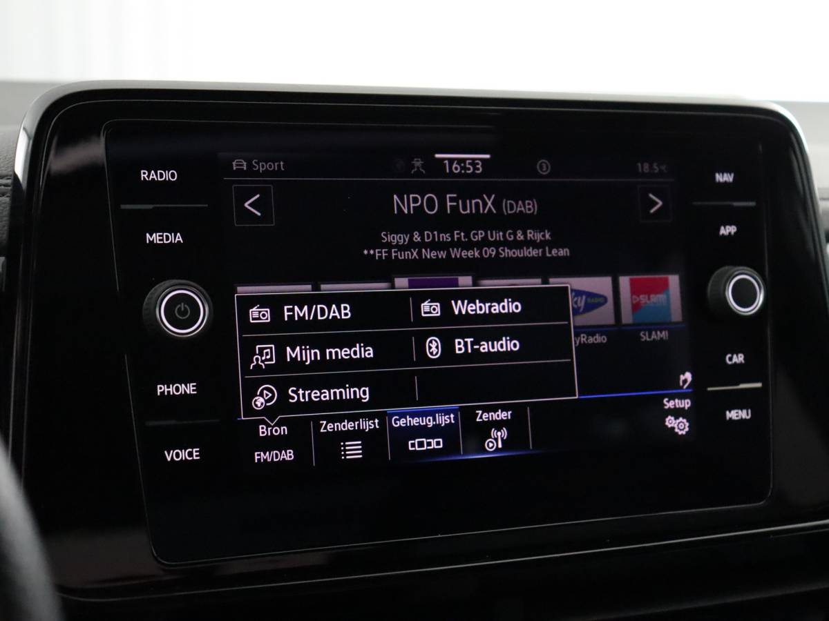 Volkswagen T-Roc Volkswagen T-Roc 1.5 TSI Style 3x R-Line (Pano / Camera / IQ Light / Navi)