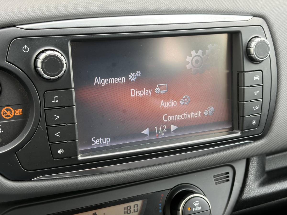 Toyota Yaris Toyota Yaris 1.3 VVT-i Dynamic 1e Eigenaar,Navi,Camera,Trekhaak,6 Bak,Clima,Cruise,Lm velgen,100pk,N.A.P,Bj 12-2015,Apk tot 12-2026