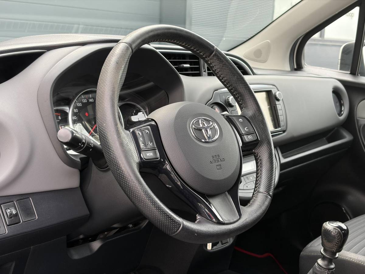 Toyota Yaris Toyota Yaris 1.3 VVT-i Dynamic 1e Eigenaar,Navi,Camera,Trekhaak,6 Bak,Clima,Cruise,Lm velgen,100pk,N.A.P,Bj 12-2015,Apk tot 12-2026