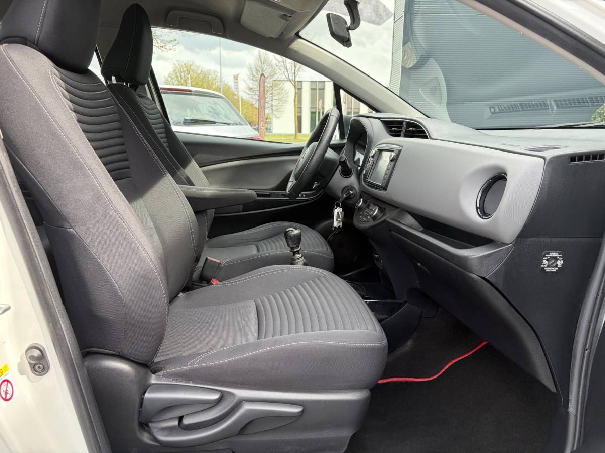 Toyota Yaris Toyota Yaris 1.3 VVT-i Dynamic 1e Eigenaar,Navi,Camera,Trekhaak,6 Bak,Clima,Cruise,Lm velgen,100pk,N.A.P,Bj 12-2015,Apk tot 12-2026