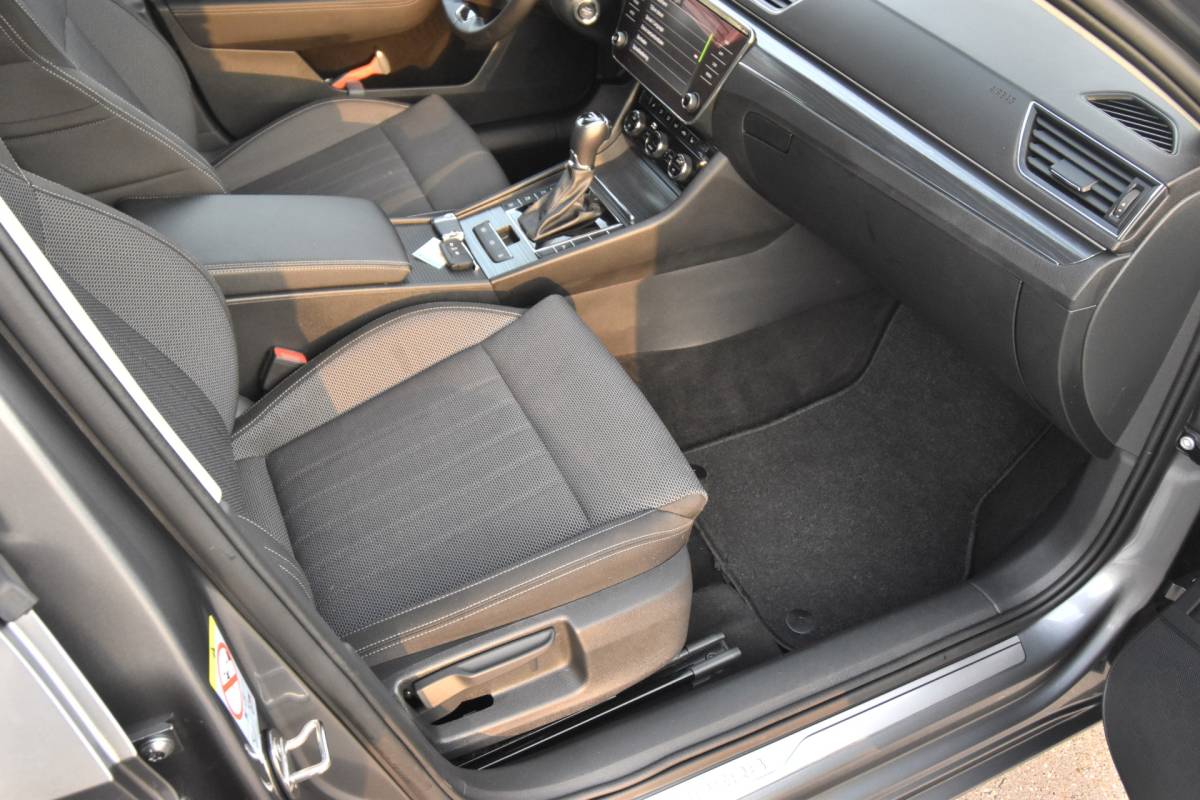 Škoda Superb ŠKODA Superb Combi 1.4 TSI iV Business Edition Plus , CLIMATR , NAVI , VIRTUAL COCKPIT , LED KOPL , PDC V+A ,