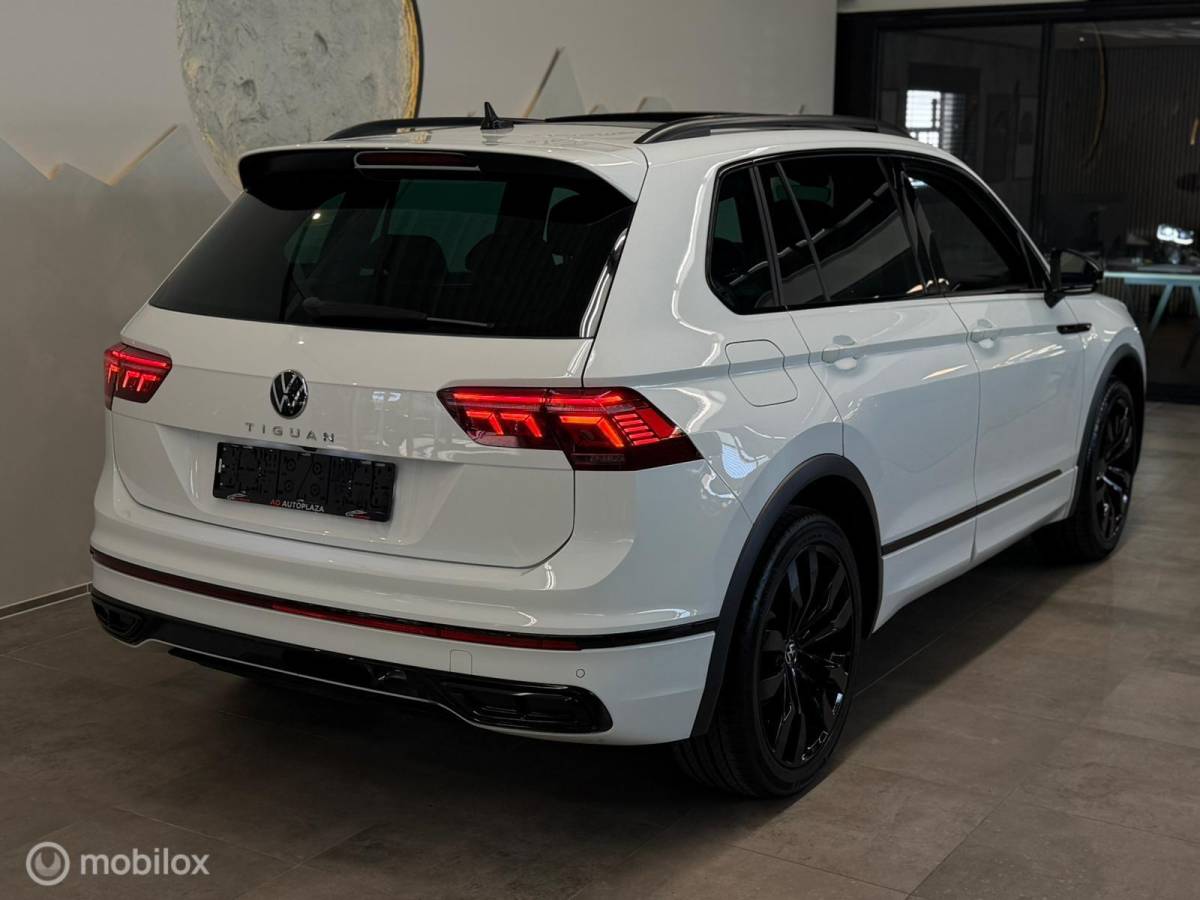 Volkswagen Tiguan Volkswagen Tiguan 1.5 TSI 3x R-Line Panorama/Black Style/Trekhaak