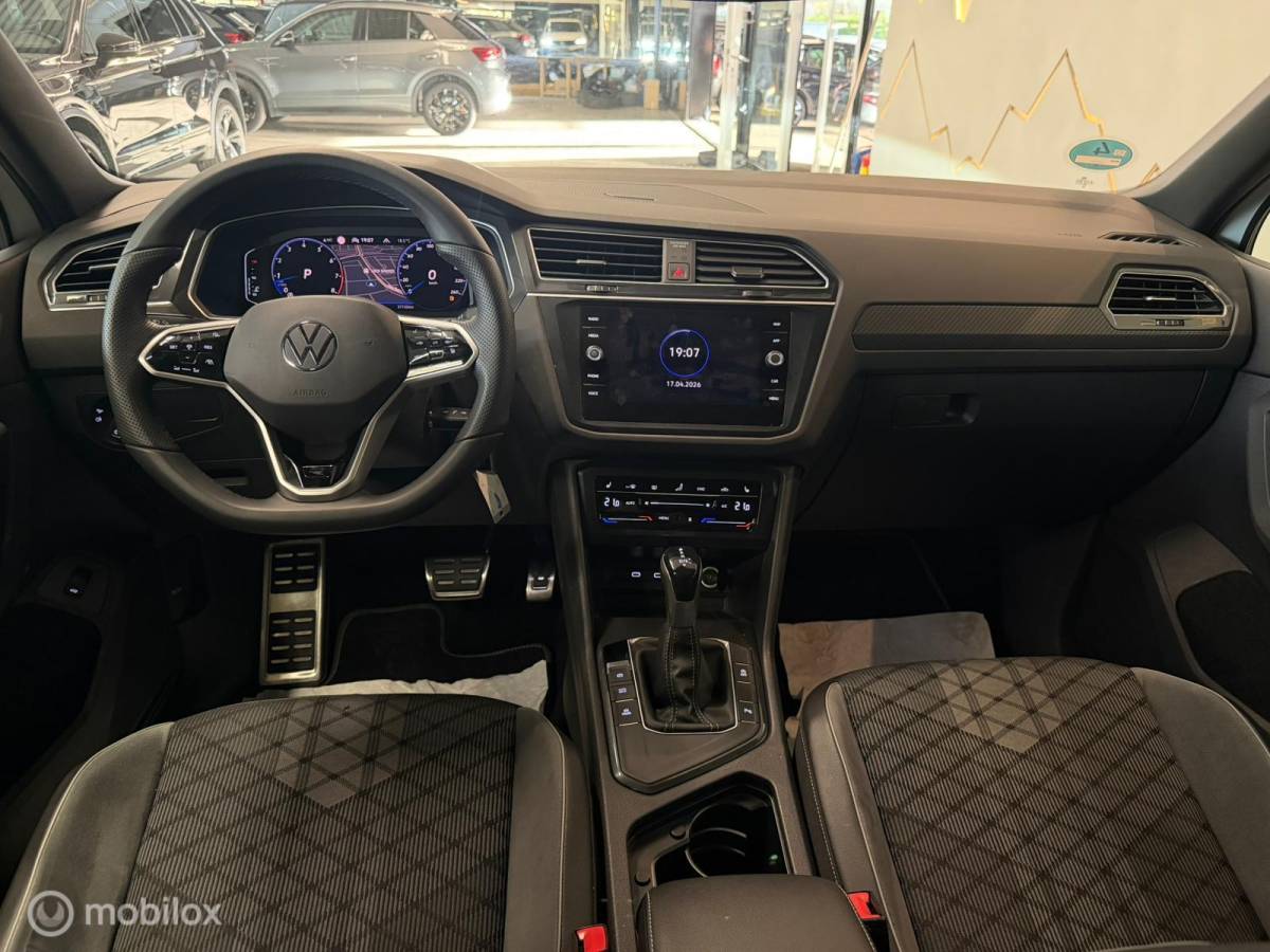 Volkswagen Tiguan Volkswagen Tiguan 1.5 TSI 3x R-Line Panorama/Black Style/Trekhaak