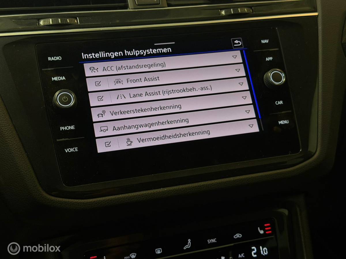 Volkswagen Tiguan Volkswagen Tiguan 1.5 TSI 3x R-Line Panorama/Black Style/Trekhaak