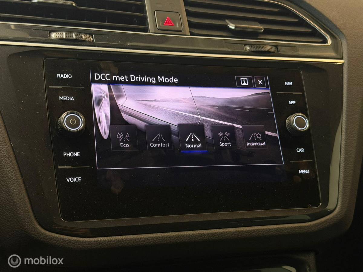 Volkswagen Tiguan Volkswagen Tiguan 1.5 TSI 3x R-Line Panorama/Black Style/Trekhaak