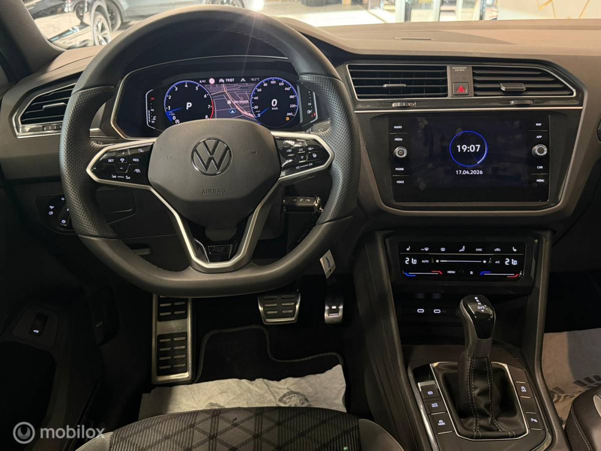 Volkswagen Tiguan Volkswagen Tiguan 1.5 TSI 3x R-Line Panorama/Black Style/Trekhaak