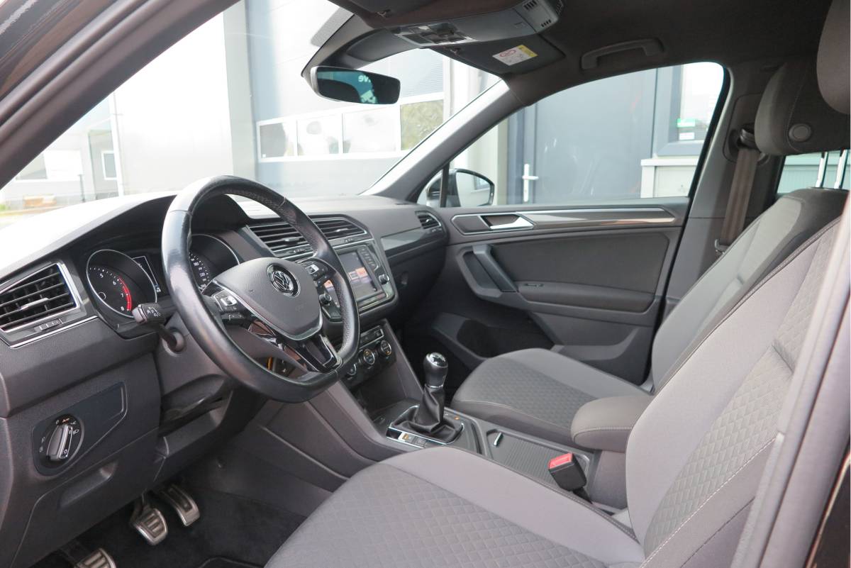 Volkswagen Tiguan Volkswagen Tiguan 1.4 TSI 92kw 125pk R-Line  Connected Series, Trekhaak afneembaar , Lane assist, Cruise control , Carplay , Navi, PDC, Achteruitrijcamera , LMV. Parkeerassistent . etc