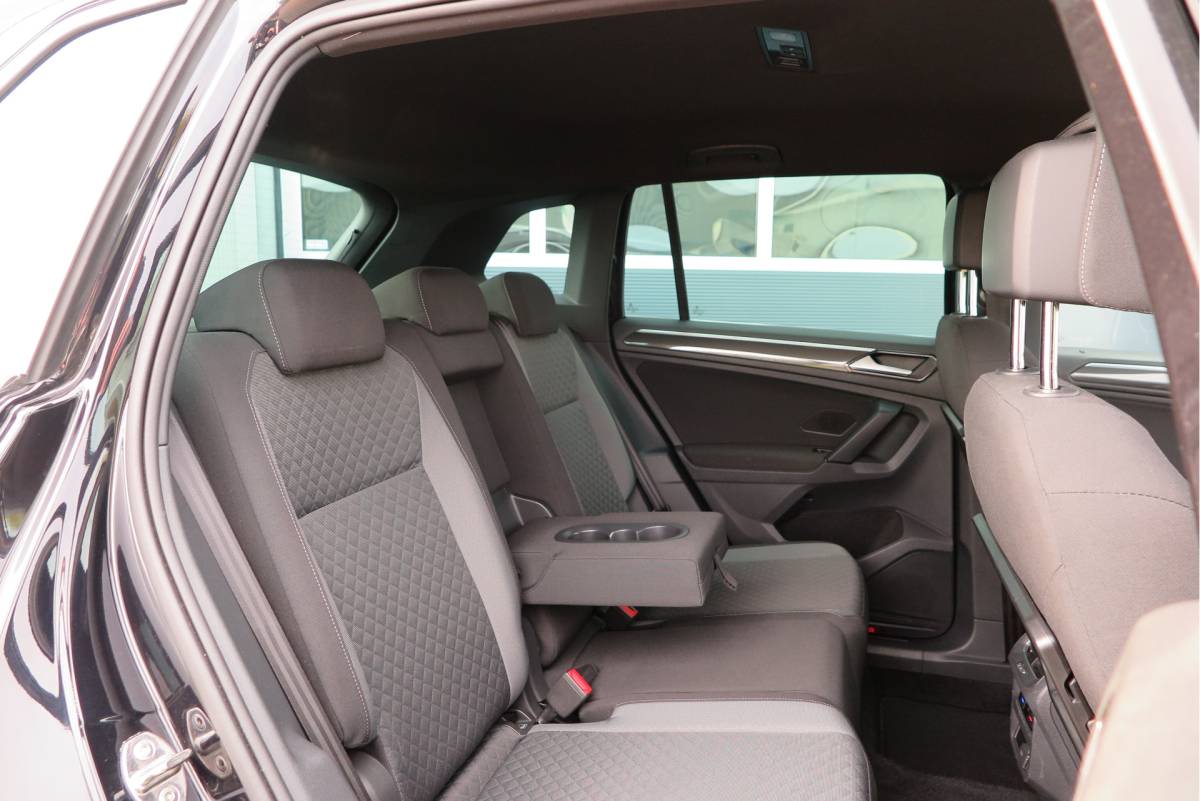 Volkswagen Tiguan Volkswagen Tiguan 1.4 TSI 92kw 125pk R-Line  Connected Series, Trekhaak afneembaar , Lane assist, Cruise control , Carplay , Navi, PDC, Achteruitrijcamera , LMV. Parkeerassistent . etc