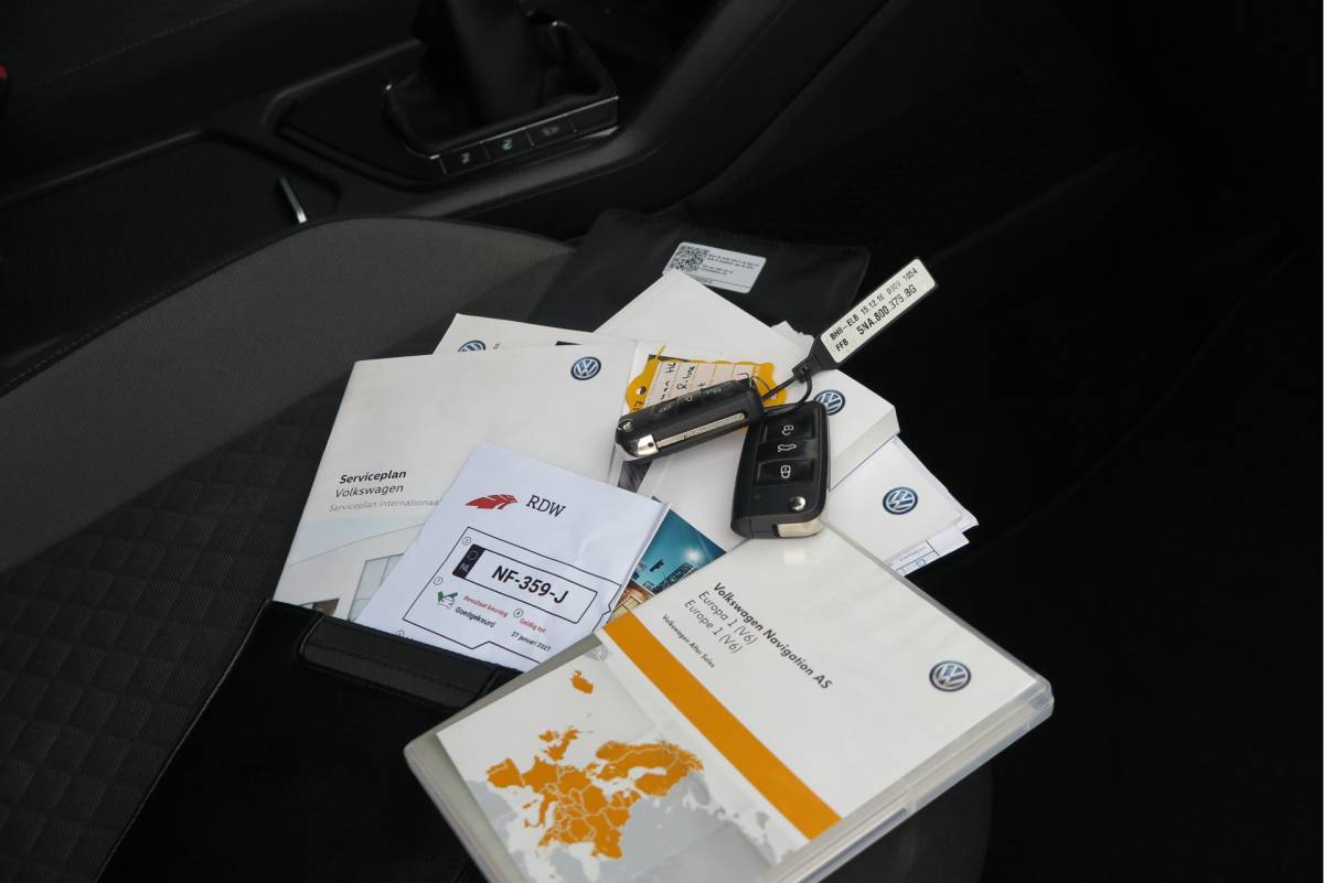 Volkswagen Tiguan Volkswagen Tiguan 1.4 TSI 92kw 125pk R-Line  Connected Series, Trekhaak afneembaar , Lane assist, Cruise control , Carplay , Navi, PDC, Achteruitrijcamera , LMV. Parkeerassistent . etc